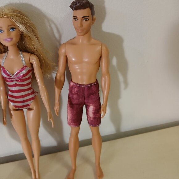 Set of 3 Barbies with pool/hot tub and extra swim trunks - Picture 4 of 8